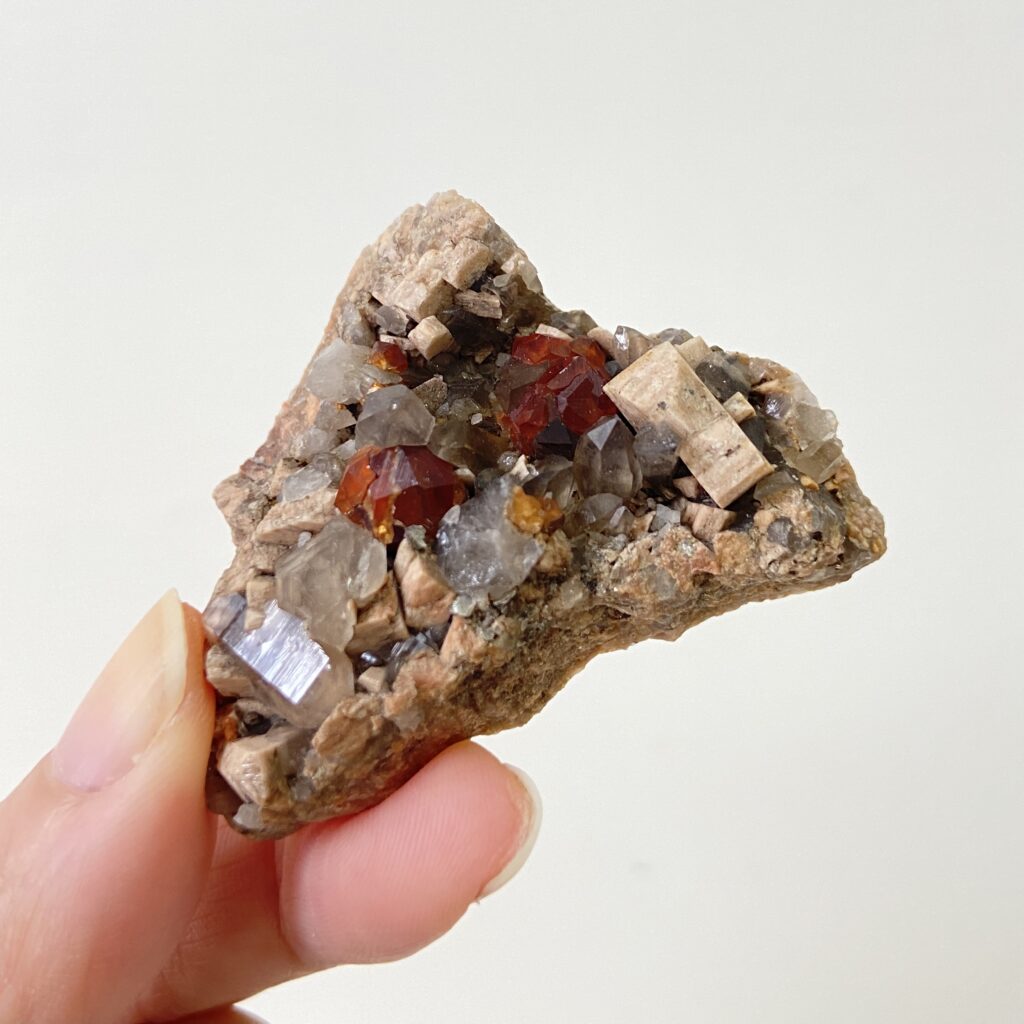 石榴石 • 長石 • 茶晶共生
